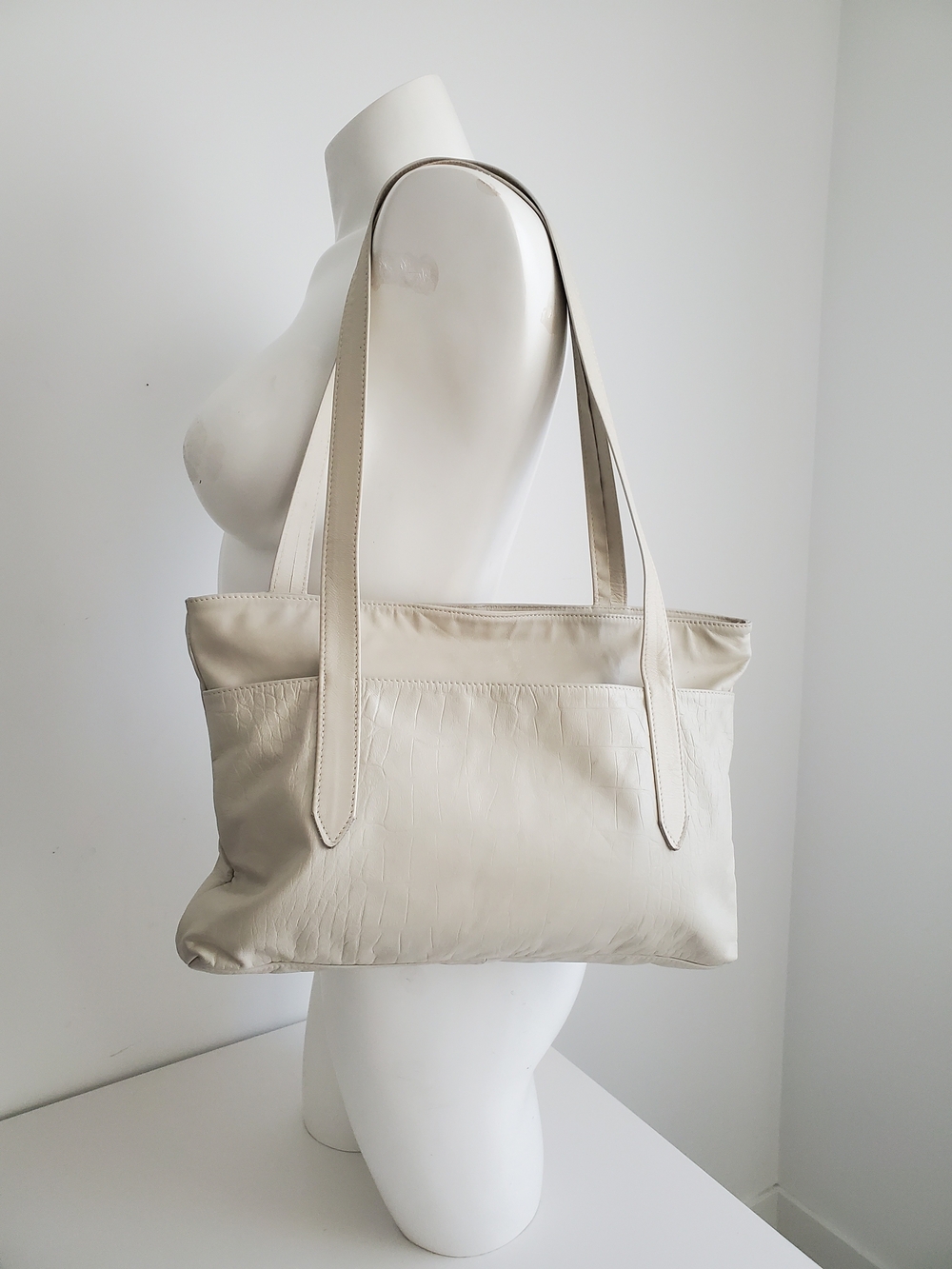 VTG Karnig Mann Cream Leather Croc Embossed Shoulder Tote Bag